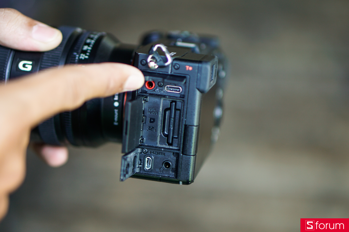 Sony A7CII được trang bị cổng USB-C hỗ trợ truyền file, gắn phụ kiện cũng như sạc trực tiếp cho máy, cũng như các giao thức kết nối khác