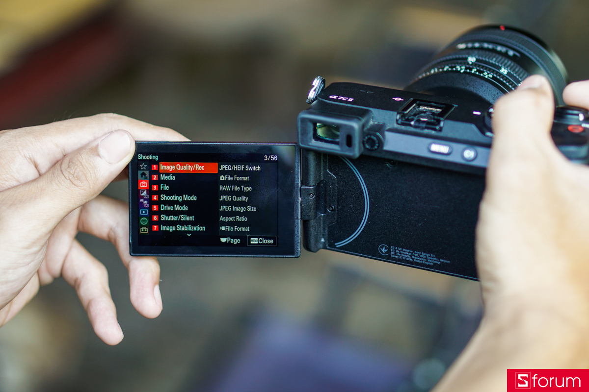 Sony A7CII đã nâng cấp màn hình của mình thành chiếc màn hình cảm ứng đa điểm