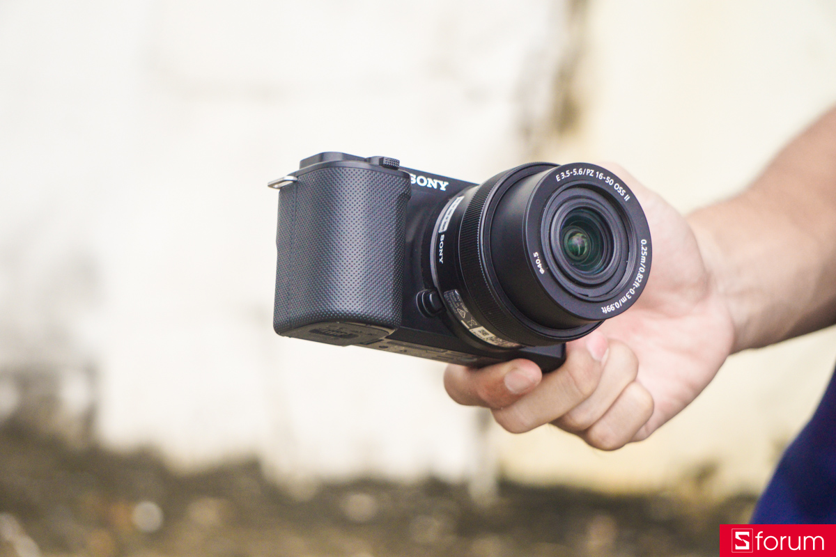 Sony ZV-E10 có ngoại hình tương đối nhỏ gọn, nhẹ và rất phù hợp để mang theo di chuyển