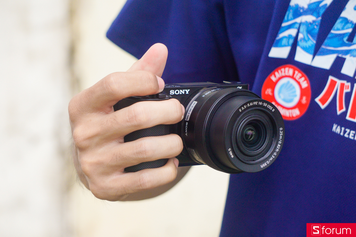 Một nhược điểm khác về thiết kế của Sony ZV-E10 là phần grip cầm tay khá nông