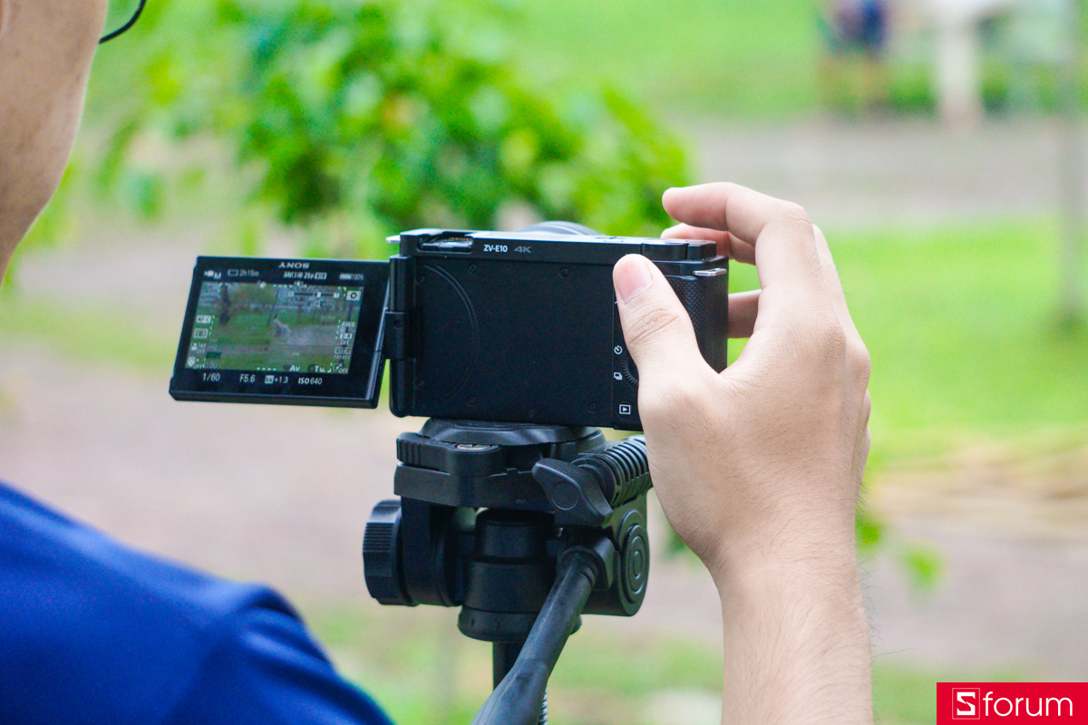 Dù vậy, hạn chế lớn của Sony ZV-E10 xuất hiện khi sử dụng lens kit để quay trong điều kiện thiếu sáng