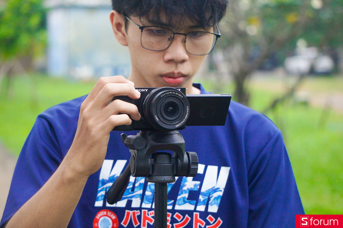 Khe pin và thẻ nhớ của Sony ZV-E10 được đặt chung dưới đáy máy, sử dụng cơ chế lẫy gài quen thuộc của Sony