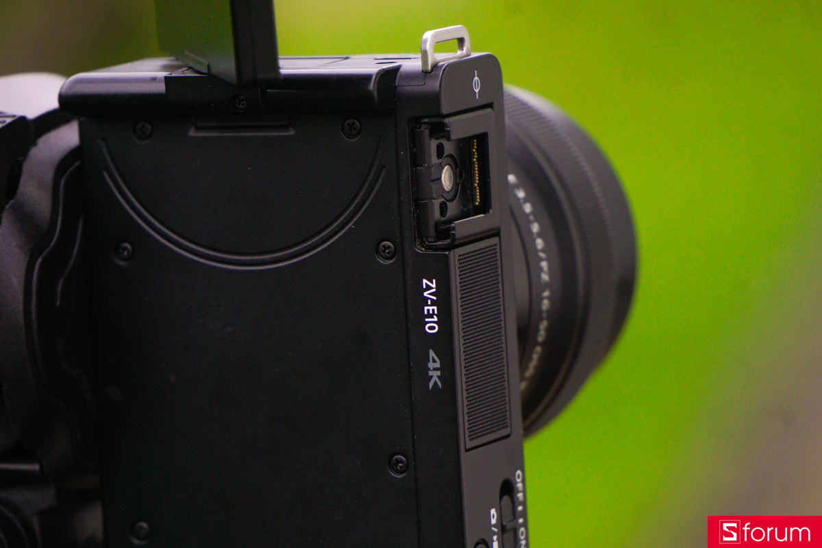 Vì được định hướng cho content creator, Sony ZV-E10 không được trang bị ống ngắm điện tử viewfinder