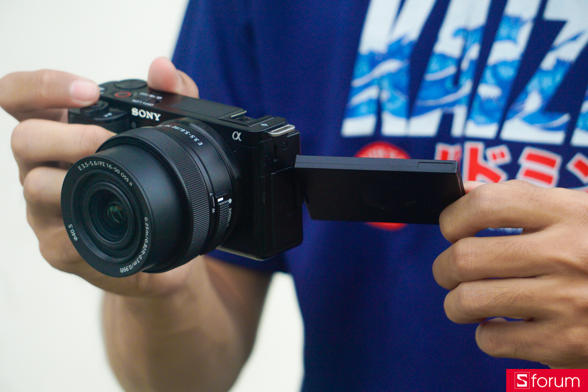 Điểm cộng lớn trên Sony ZV-E10 chính là màn hình xoay lật 360 độ, cho phép linh hoạt trong rất nhiều tình huống sử dụng khác nhau