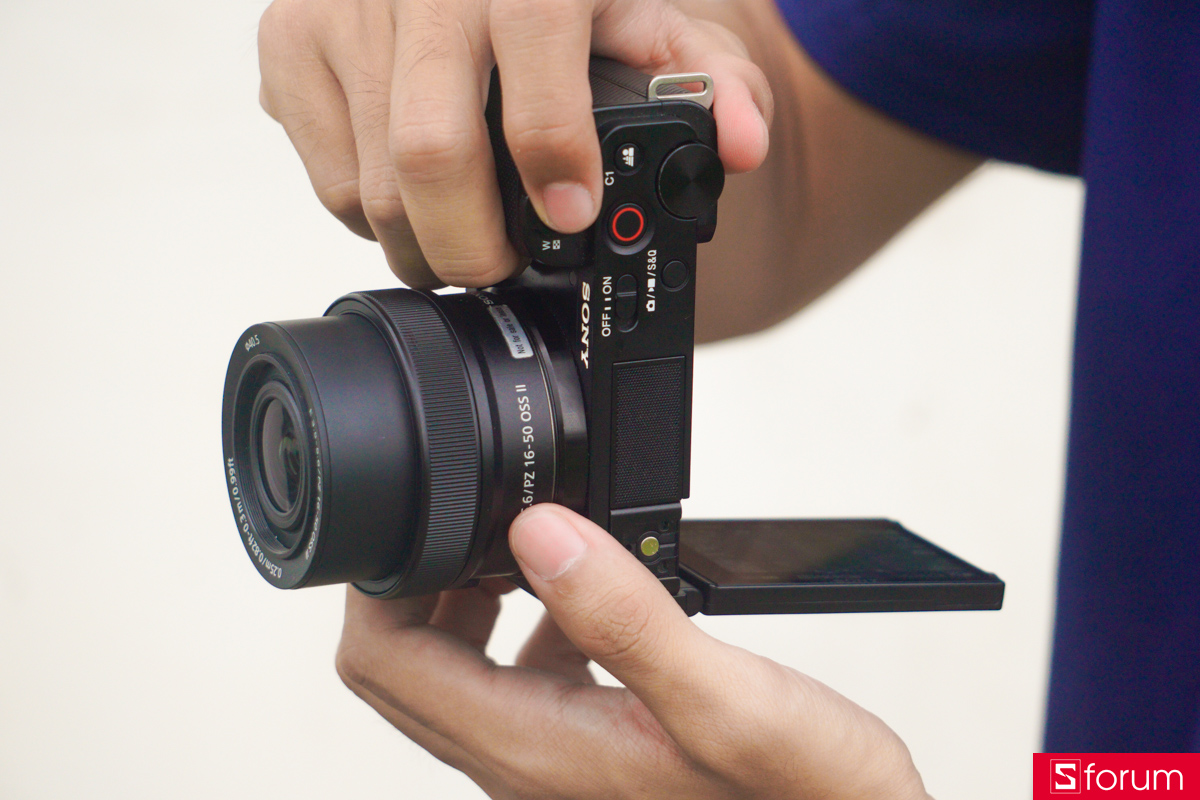 Sony ZV-E10 sử dụng cảm biến APS-C độ phân giải 24MP, đủ dùng cho cả nhu cầu chụp ảnh lẫn quay phim ở mức bán chuyên