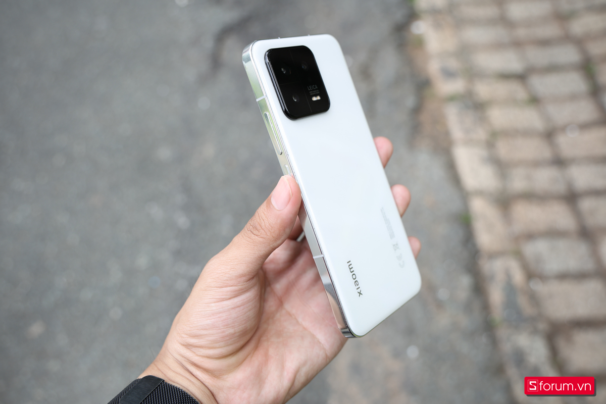 Đánh giá Xiaomi 13 vẫn có mặt lưng bám nhiều mồ hôi dấu vân tay