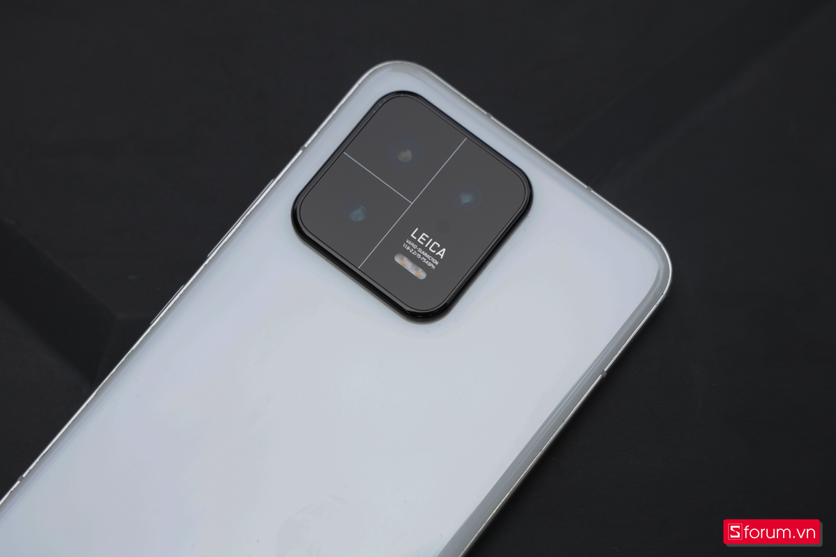 Đánh giá Xiaomi 13 trong năm 2025 có đảo camera khá đẹp