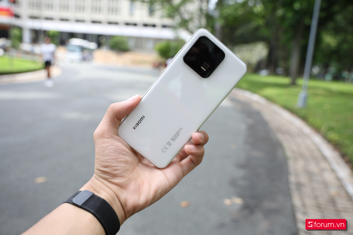 Đánh giá Xiaomi 13 trong năm 2025 có những dòng chữ ở mặt lưng khá thừa