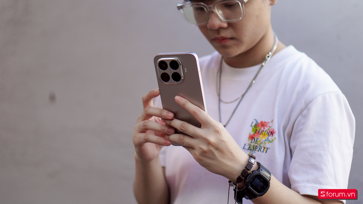 Xiaomi 15T Pro cho cảm giác cầm nắm cực kì thích tay