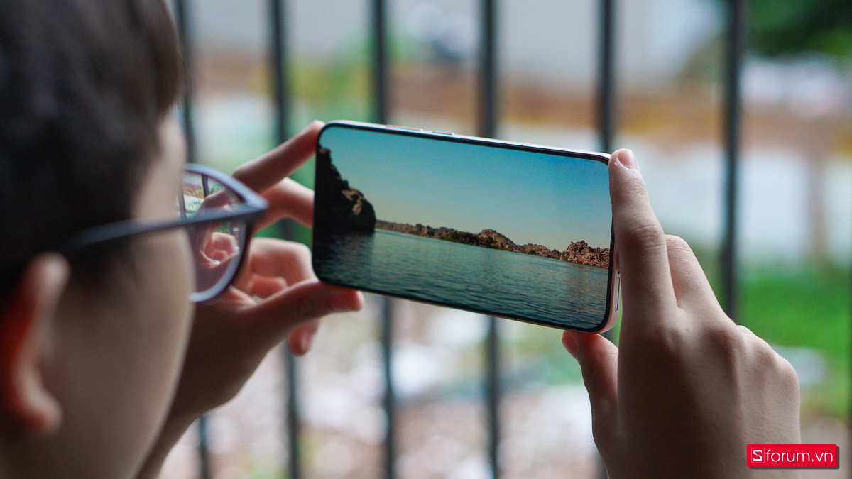 Xiaomi 15T có một màn hình cực kì tốt trong phân khúc với màn AMOLED và độ phân giải 2K