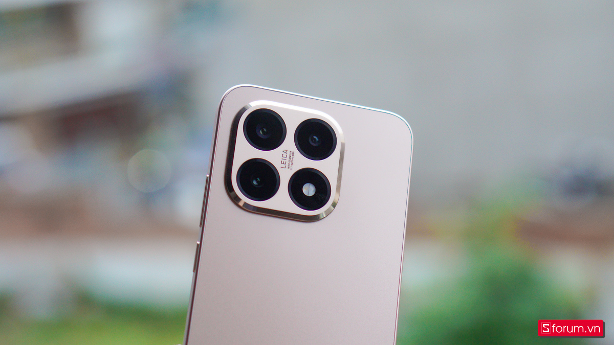 Cụm camera trên Xiaomi 15T mang hơi hướng của đàn anh Xiaomi 15, được bọc bởi một khung viền có màu tệp với màu sắc chủ đạo của sản phẩm