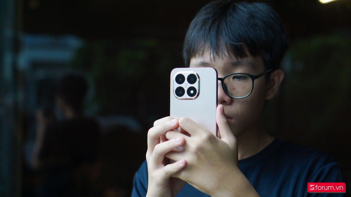 Xiaomi 15T có kích thước lớn nhưng không quá dày, trải nghiệm cầm nắm dễ dàng