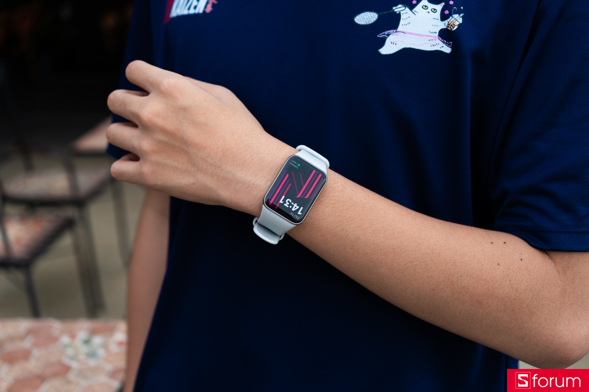 Khung viền của Xiaomi Mi Band 10 Pro được làm bằng hợp kim nhôm, nối liền với mặt lưng tạo cảm giác liền lạc, nguyên khối