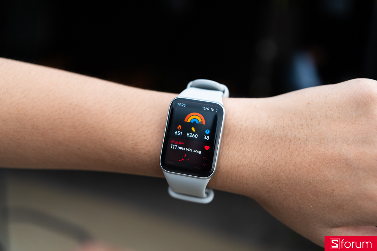 HyperOS 3.2 trên Xiaomi Mi Band 10 Pro có khu vực Widget được làm theo chiều dọc, cuộn xuống