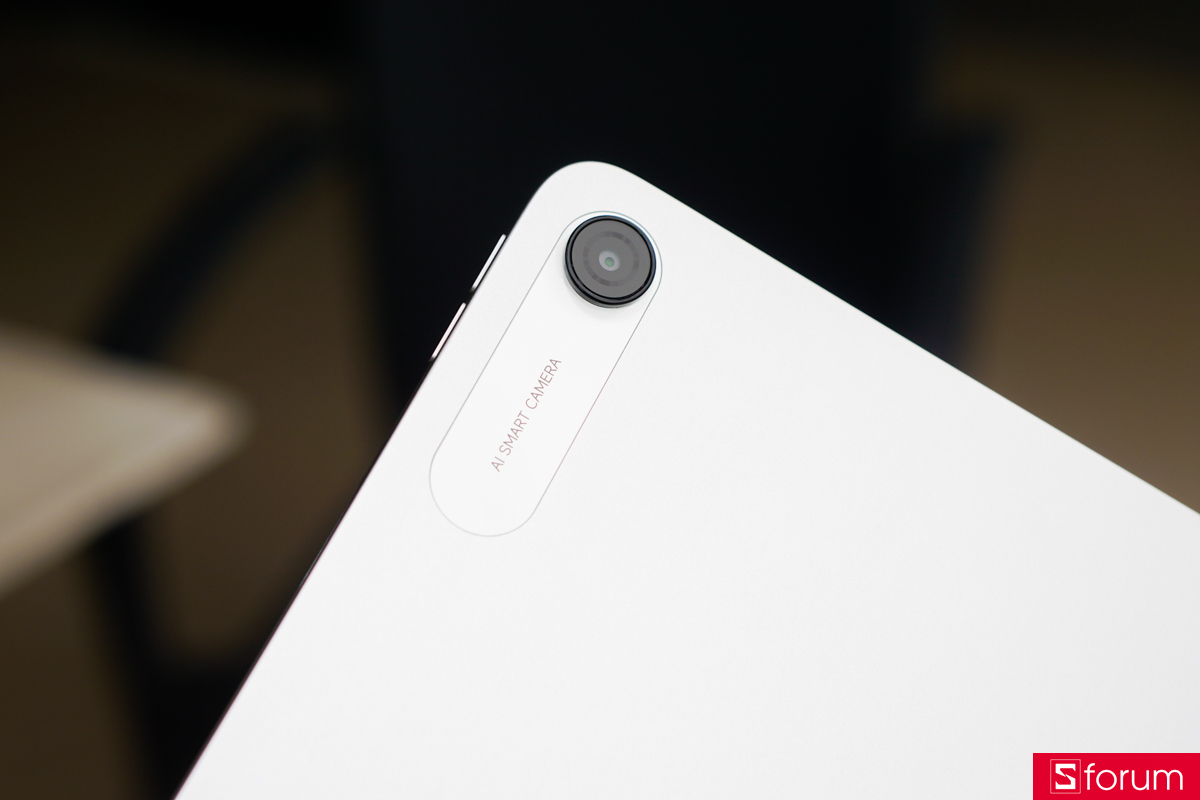 Vị trí camera sau của Xiaomi Redmi Pad 2 9.7 cũng được đặt gọn gàng ở bên góc, bên trong một khung họa tiết nối dài kèm theo dòng chữ AI Smart Camera