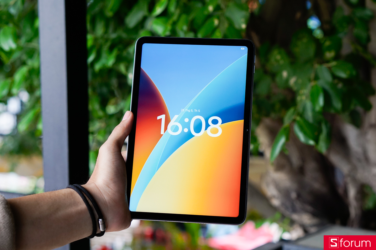 Xiaomi Redmi Pad 2 9.7 sở hữu khung viền màn hình dày ở mức hợp lý, không quá mỏng để xảy ra tình trạng chạm nhầm