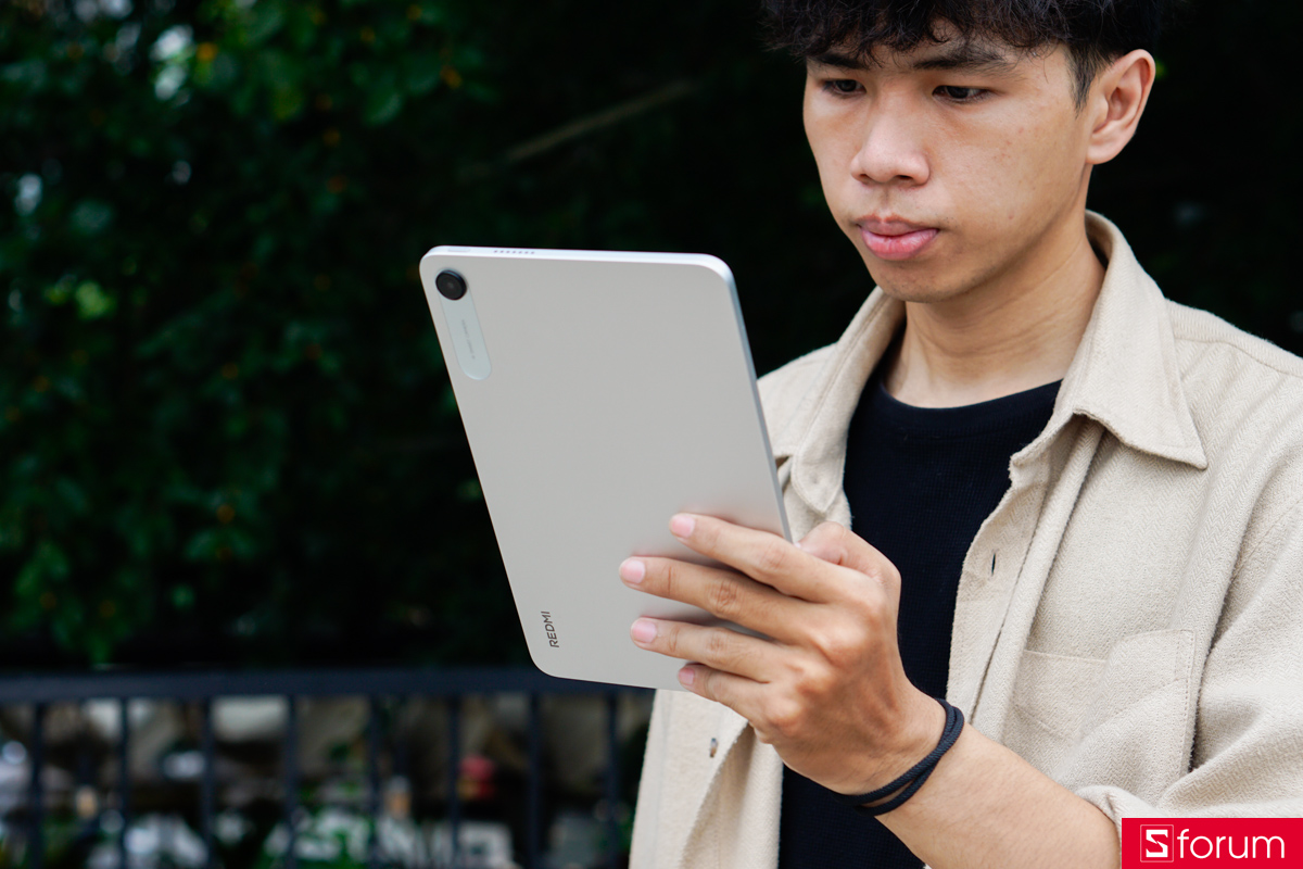 Độ mỏng chỉ 7.4mm, Xiaomi Redmi Pad 2 9.7 cho cảm giác cầm nắm thoải mái kể cả khi sử dụng một hay hai tay, kết hợp với bề mặt hoàn thiện nhám nhẹ