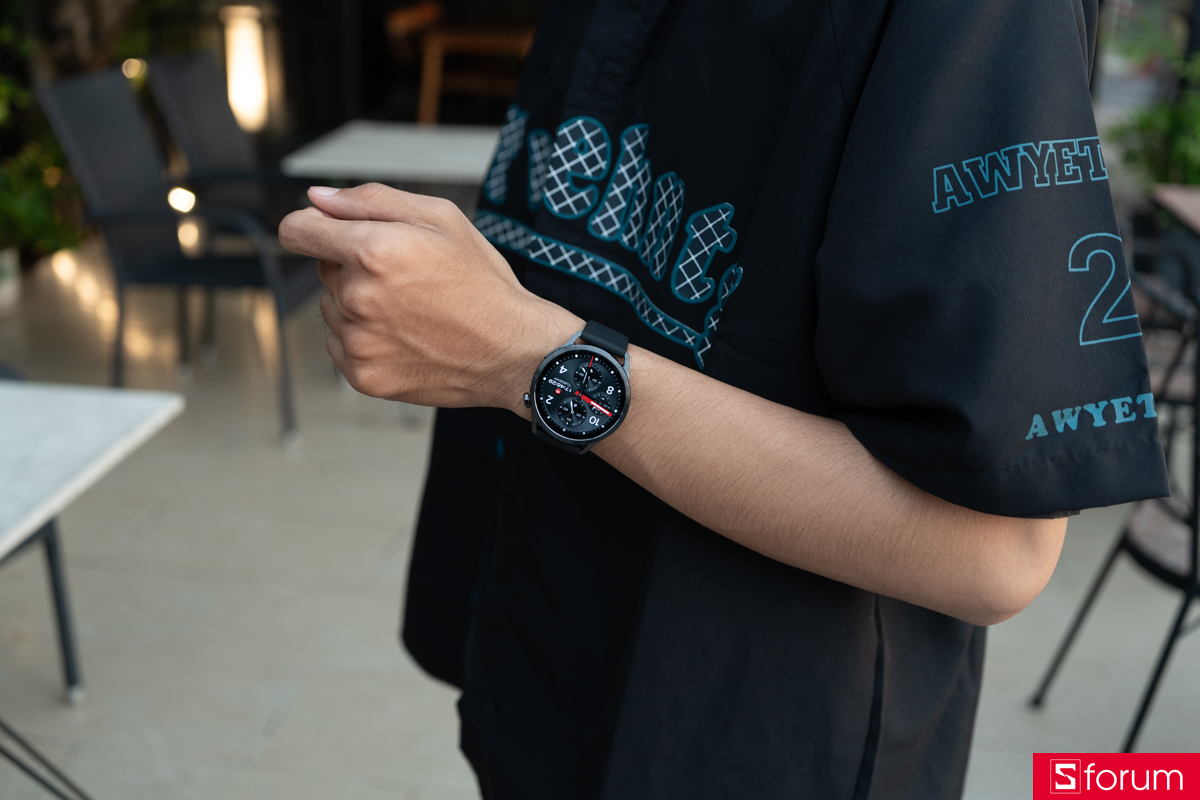 Xiaomi Watch S5 cũng được trang bị khả năng chống nước, bụi chuẩn 5ATM cho người dùng yên tâm mang ra trời mưa hay đi bơi thoải mái