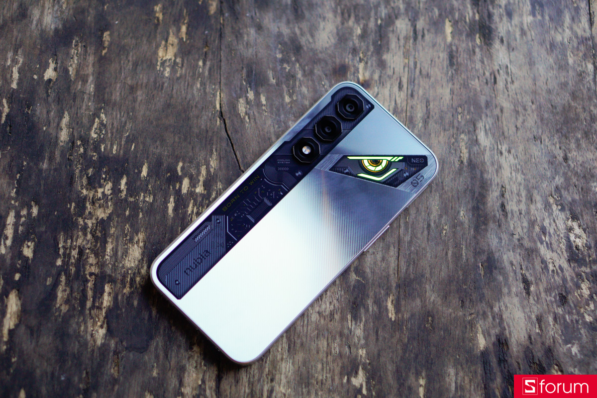 ZTE Nubia Neo 5 5G duy trì ngôn ngữ thiết kế Mecha mang hơi hướng Cyberpunk cực kỳ đặc trưng