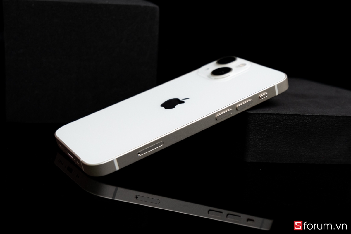 iPhone 13 mini với thiết kế vuông vức, khung viền nhôm vẫn mang cảm giác cao cấp, sang trọng
