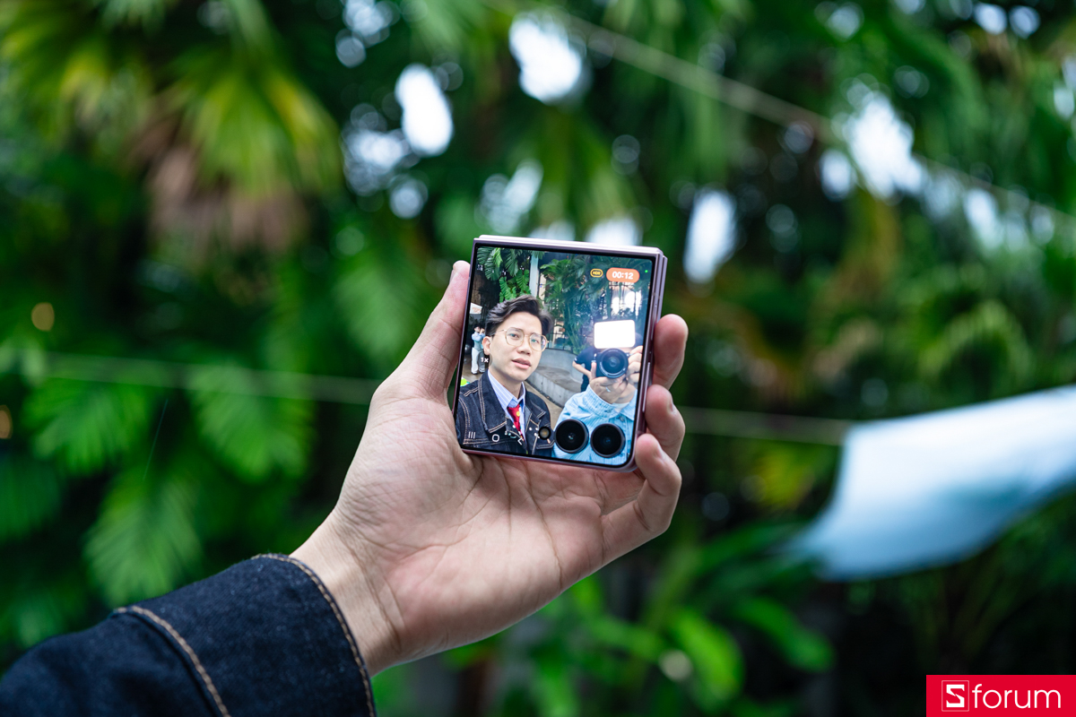 Galaxy Z Flip8 cũng mang tới nhiều tính năng hỗ trợ trải nghiệm mới lạ
