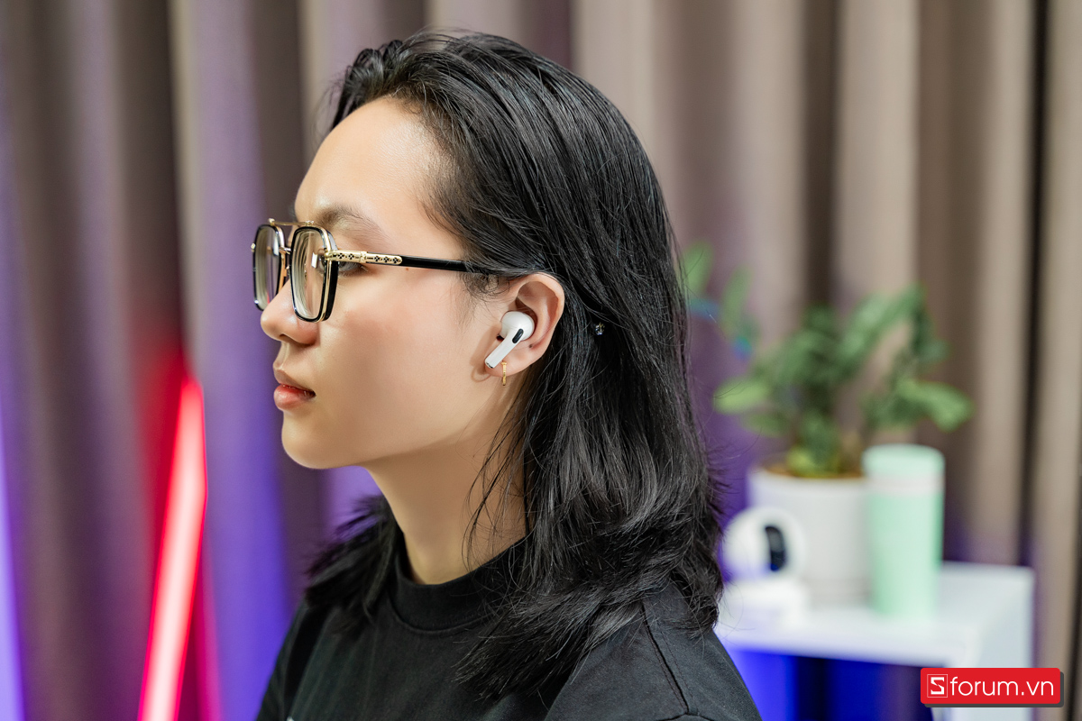 AirPods Pro 2 được chuyển sang thiết kế hơi hướng nhỏ gọn hơn các phiên bản tiền nhiệm