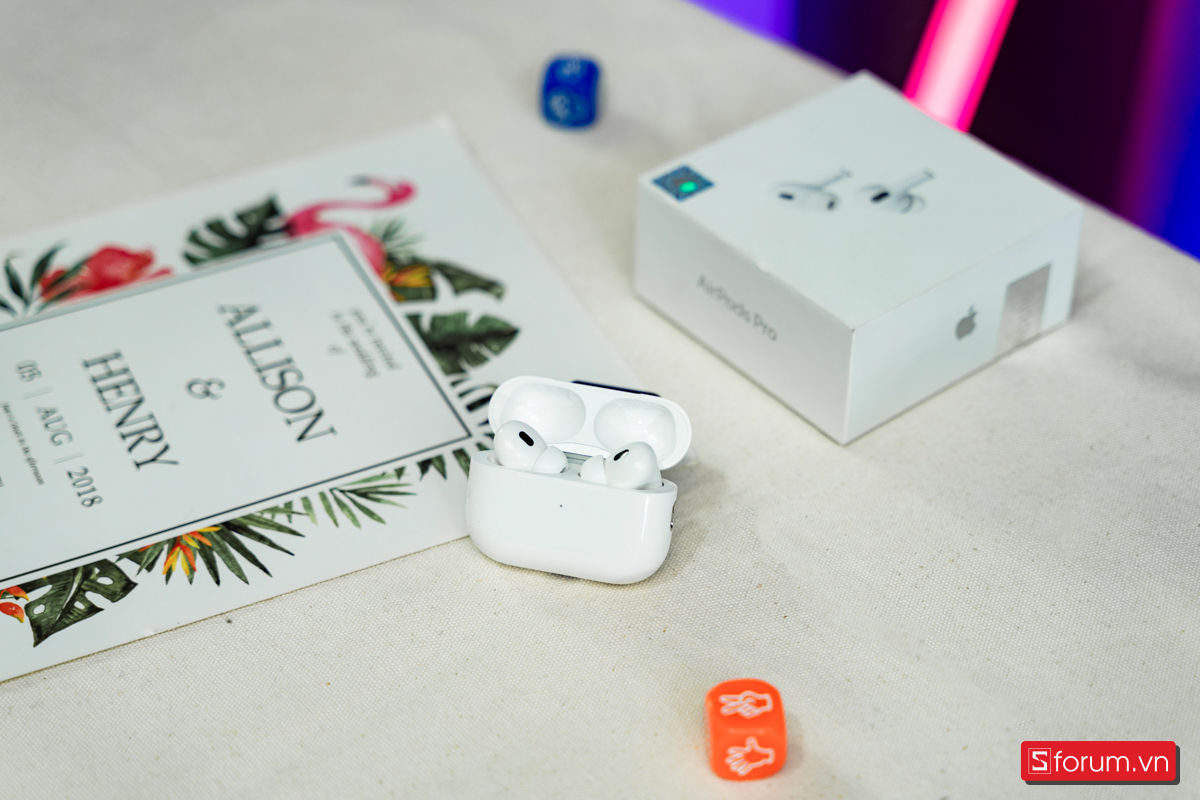 AirPods Pro 2 cũng được trang bị ANC mạnh mẽ, nhất là trong các môi trường như văn phòng, quán cà phê hay khu vực đông người