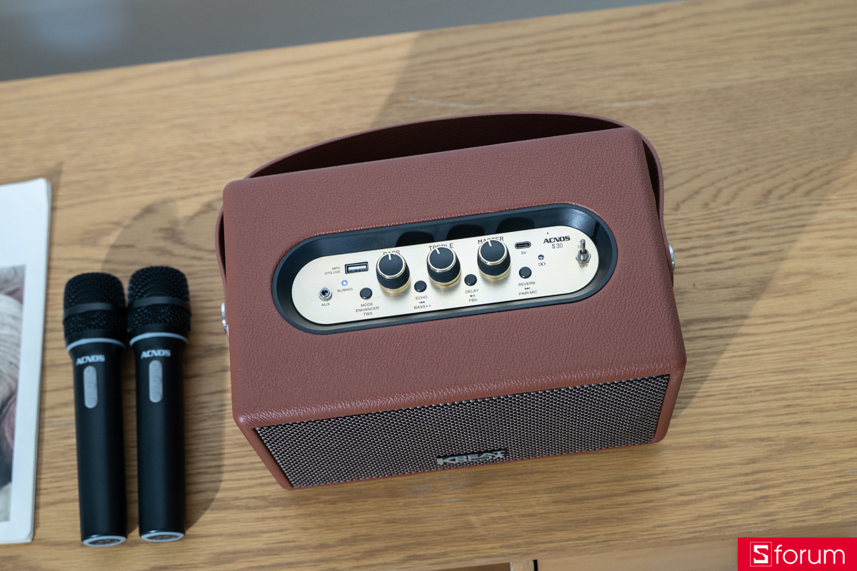 Mặt trên cũng như bảng điều khiển của Acnos S30