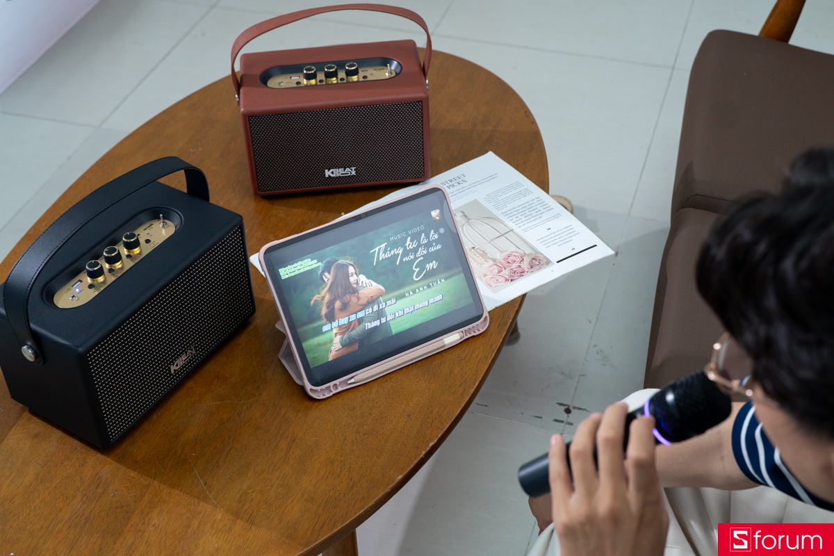 Acnos S30 được trang bị viên pin Lithium-ion dung lượng lớn 4000mAh và Acnos S60 với kích thước lớn hơn được trang bị viên pin 6000mAh