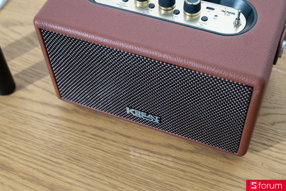 Acnos S30 có chất lượng gia công tương đối tốt, các chi tiết da và thùng loa được làm khá vừa vặn