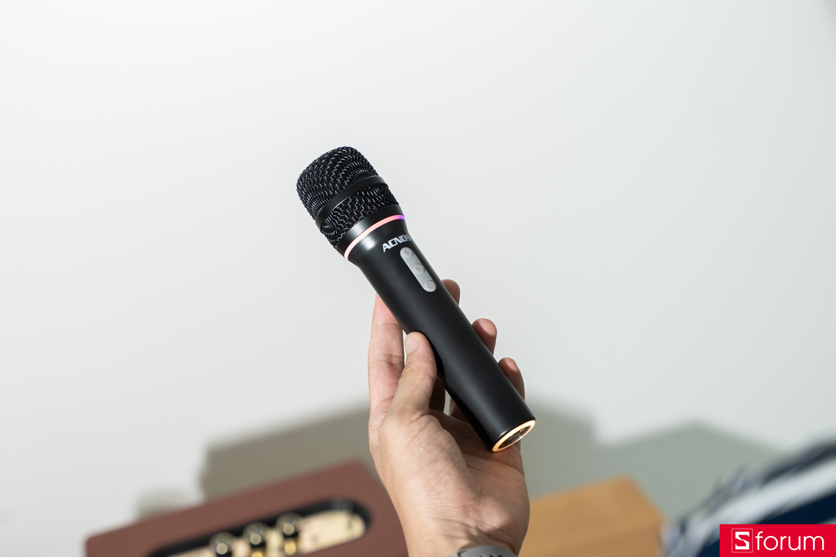 Micro đi kèm của Acnos S30 được trang bị 2 dải đèn RGB độc đáo