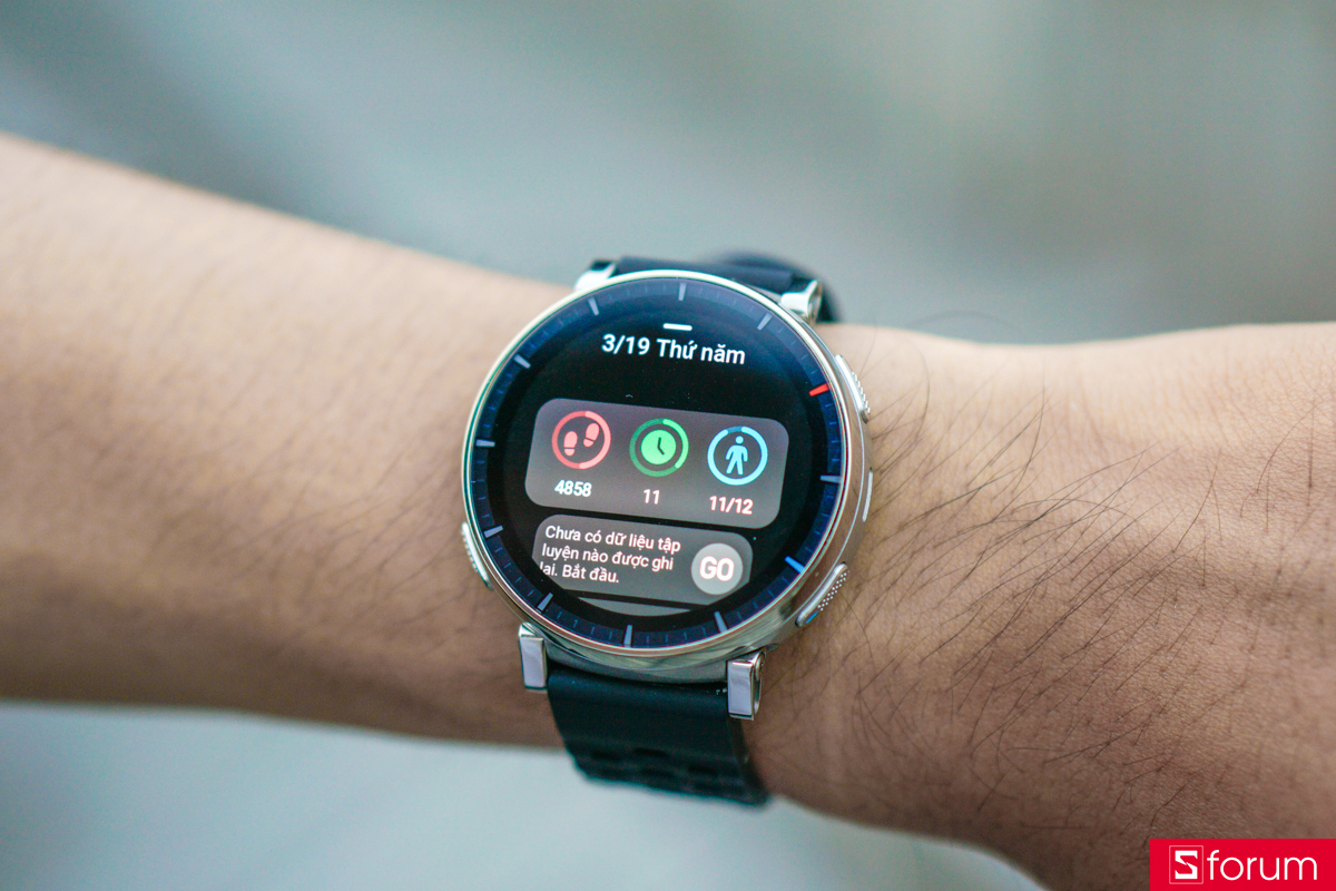 Amazfit Active 3 Premium có độ sáng cực đại chạm mốc 3000 nits, đảm bảo mọi chi tiết bản đồ hay thông số bài tập luôn rõ nét kể cả trong môi trường với nguồn sáng mạnh