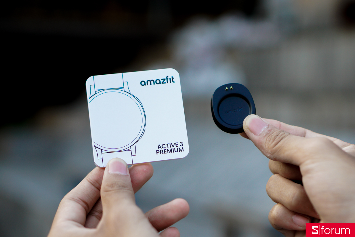 Phụ kiện bên trong của Amazfit Active 3 Premium cũng cực kì đơn giản