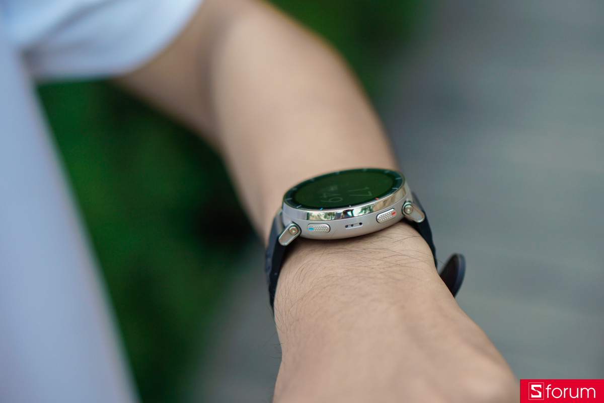 Khung viền của Amazfit Active 3 Premium được hoàn thiện bằng thép không gỉ, với thiết kế chia làm 2 phần viền benzel và khung viền dưới tách biệt