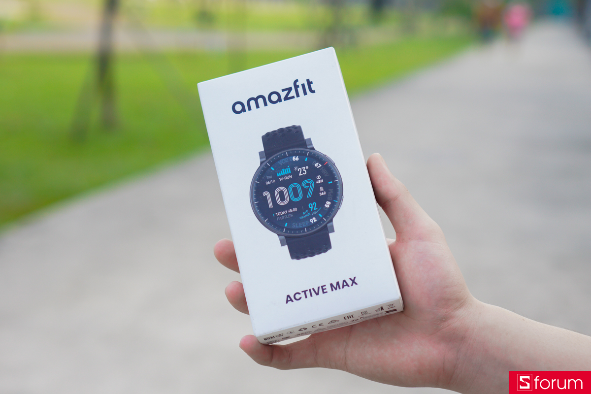 Amazfit Active Max được đóng gói trong hộp giấy quen thuộc của Amazfit với tông màu trắng đặc trưng