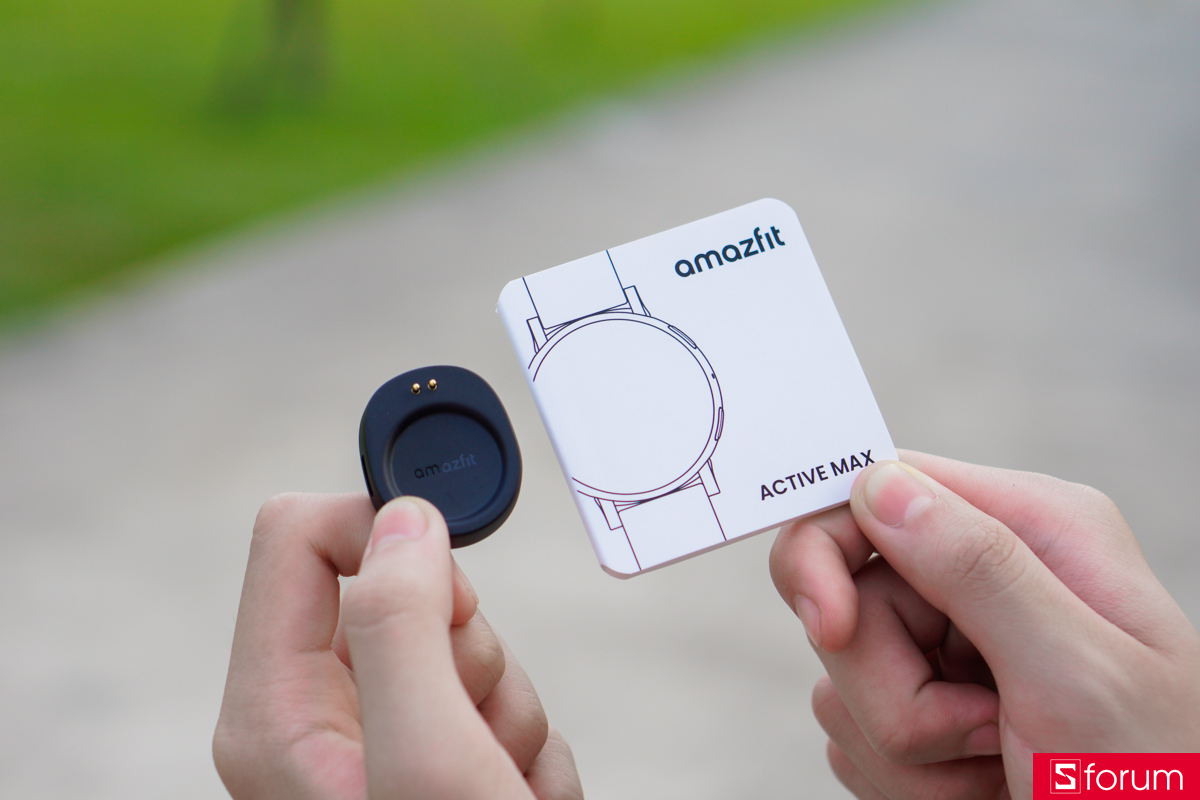 Amazfit Active Max có phụ kiện đi kèm bao gồm đồng hồ, dây sạc nam châm và sách hướng dẫn sử dụng