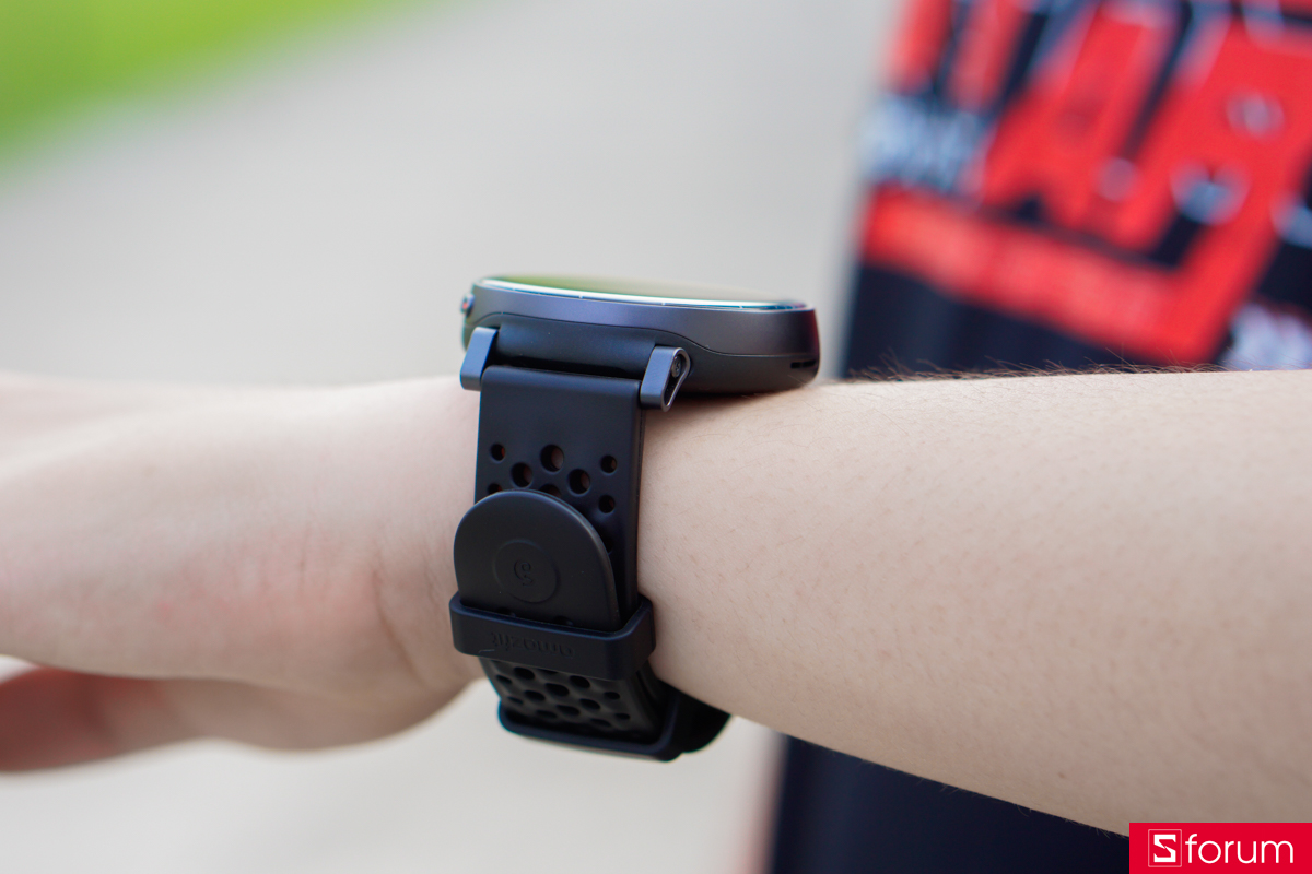 Phần mặt trên của Amazfit Active Max được hoàn thiện từ nhôm, trong khi nửa thân dưới sử dụng nhựa, cả hai đều được xử lý nhám mờ