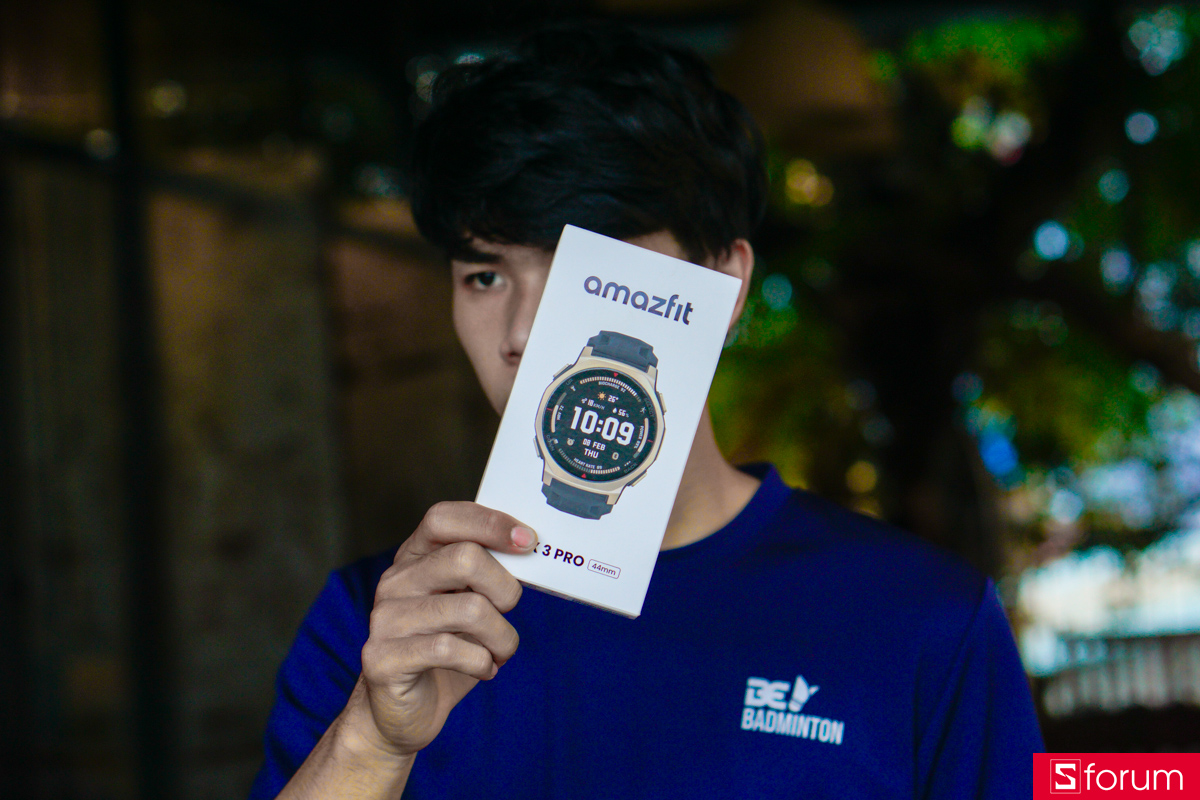 Amazfit T-Rex 3 Pro 44mm mang tông màu trắng chủ đạo cùng với hình ảnh tả thực của sản phẩm trên mặt hộp