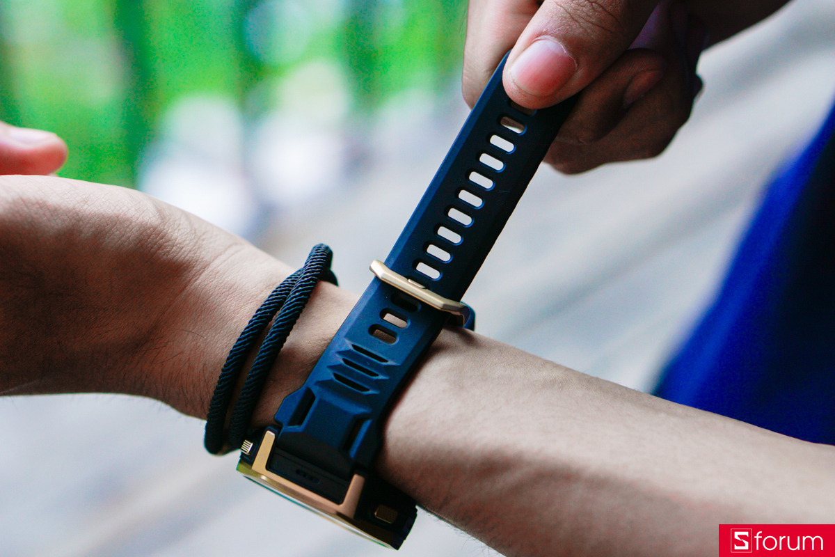 Phần dây đeo của Amazfit T-Rex 3 Pro 44mm được làm bằngsilicone mềm, ôm tay và không gây hầm nóng khi sử dụng lâu