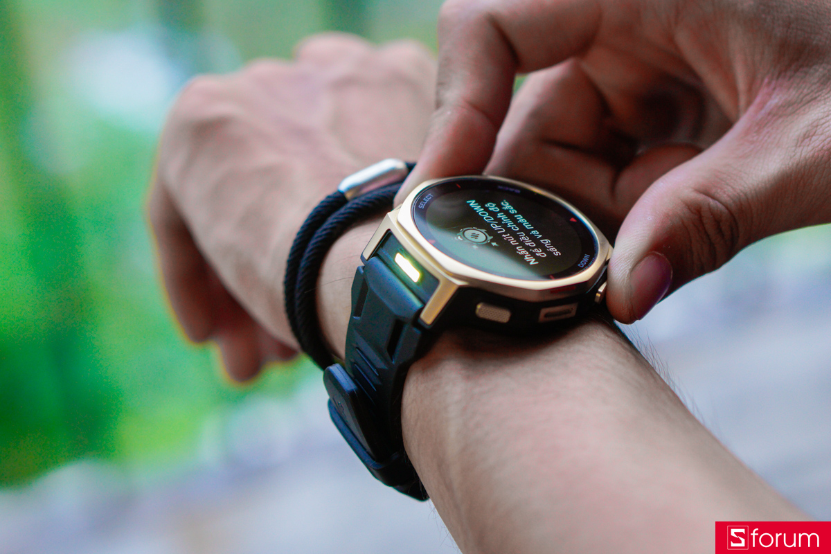 Cạnh trên của Amazfit T-Rex 3 Pro 44mm cũng được trang bị chiếc đèn pin độc đáo tương tự như bản 48mm chứ không hề bị cắt giảm chi tiết này