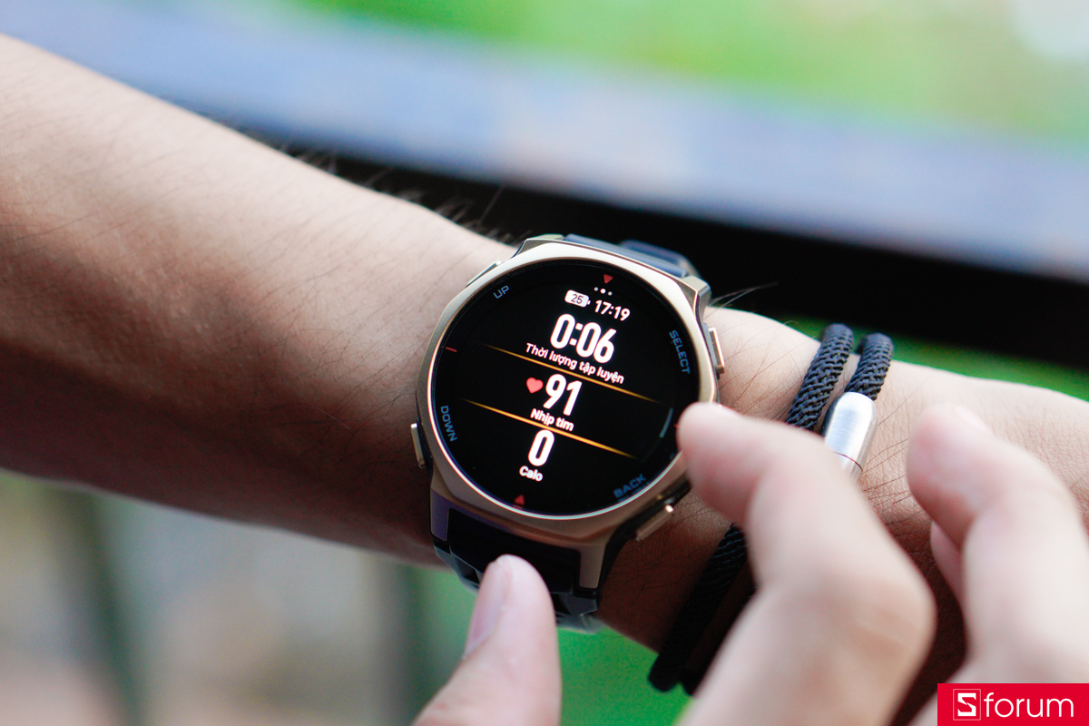 Amazfit T-Rex 3 Pro 44mm được trang bị màn hình AMOLED kích thước khoảng 1.32 inch, độ phân giải 466 x 466 pixel