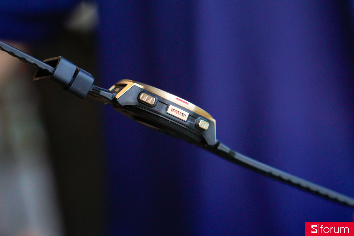 Cạnh trái của Amazfit T-Rex 3 Pro 44mm bao gồm hai nút UP và DOWN, 1 loa ngoài được bảo vệ bằng một tấm ốp