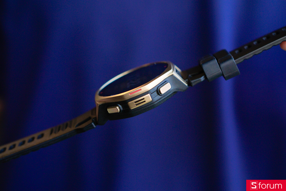 Vị trí hai nút điều hướng SEL và BACK trên Amazfit T-Rex 3 Pro 44mm nằm ở cạnh trái cùng loa còi và micro thu âm cũng được bảo vệ bằng một tấm ốp đồng màu với viền benzel