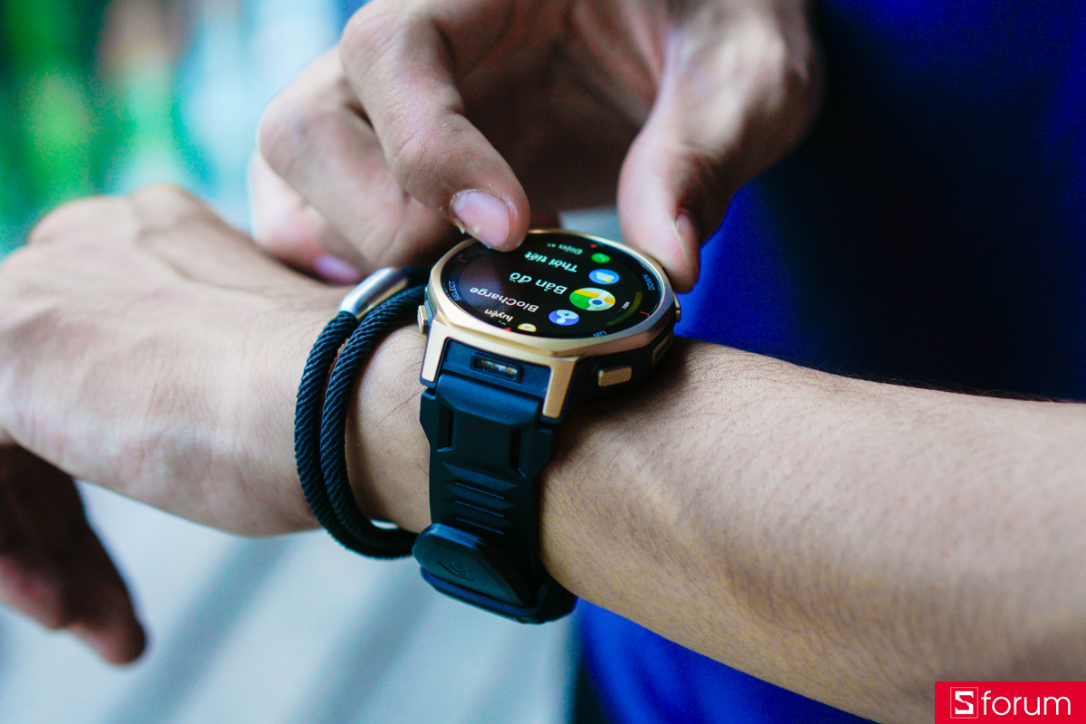 Amazfit T-Rex 3 Pro có thể hiển thị dưới nguồn ánh sáng mạnh mà không hề gây khó khăn cho người dùng