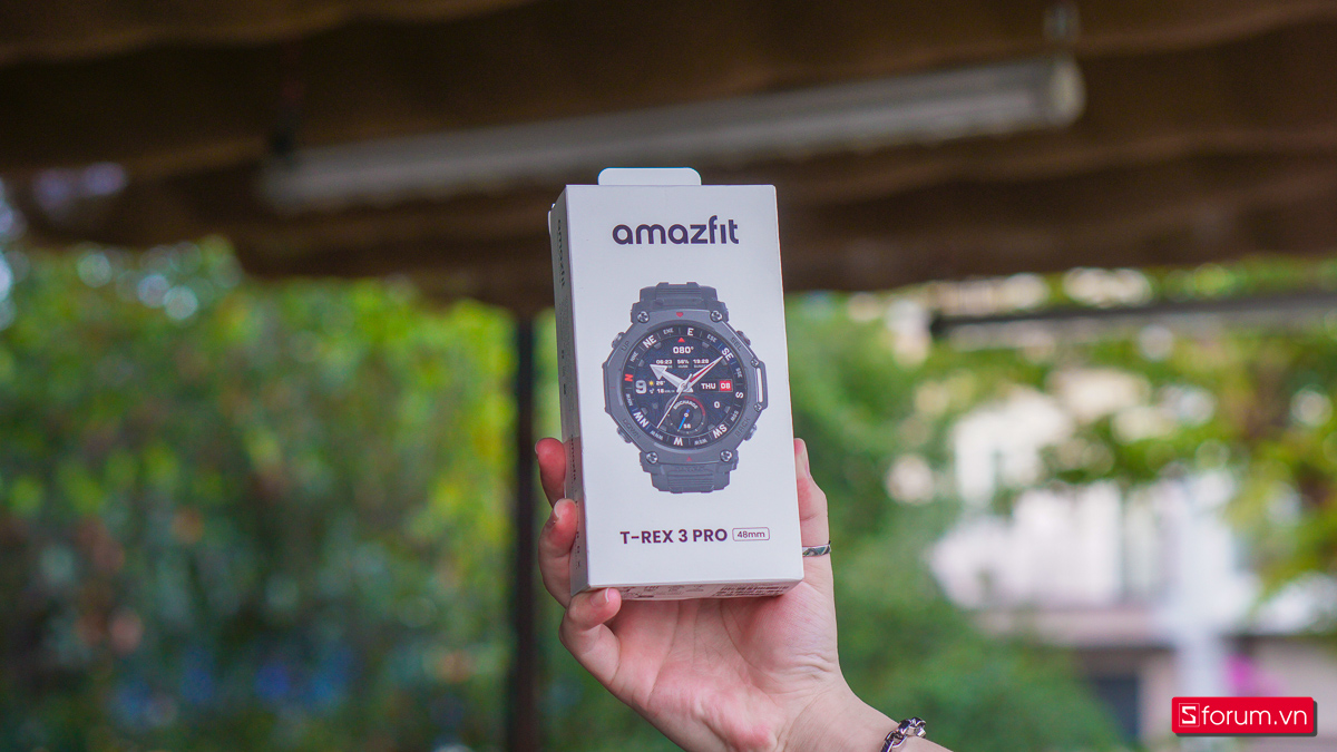Amazfit T-Rex 3 Pro được đóng gói khá đơn giản với tông màu trắng chủ đạo cùng hình ảnh và thông tin sản phẩm ở mặt trước