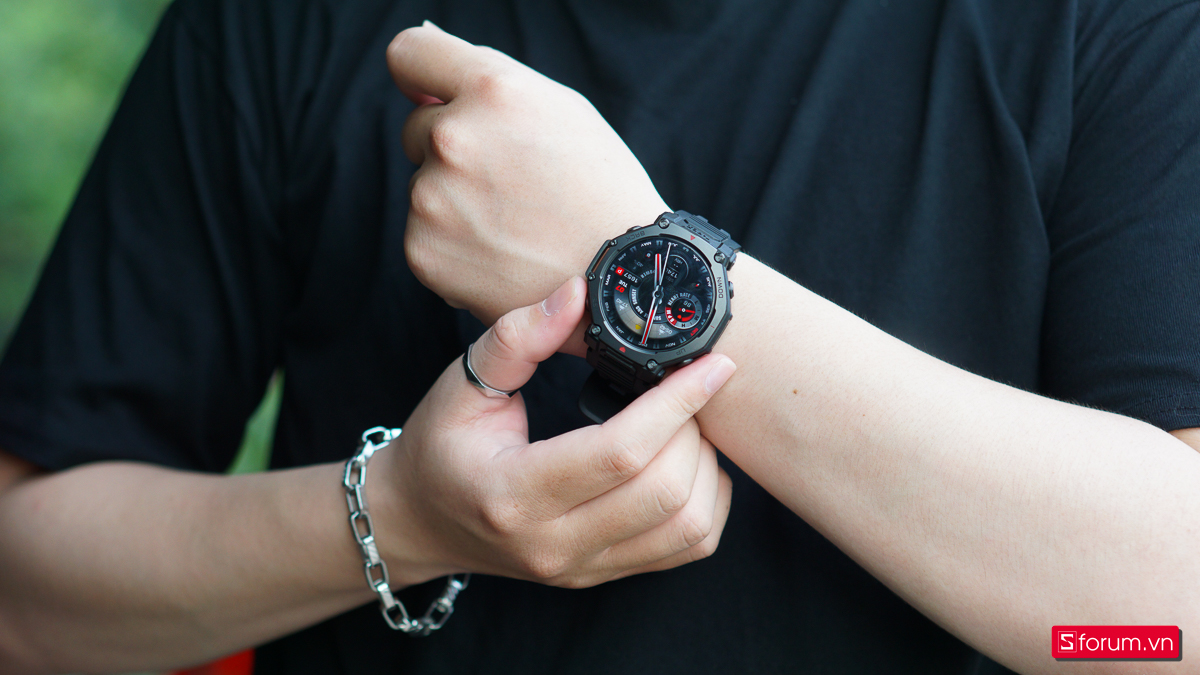 Amazfit T-Rex 3 Pro cho mình cảm giác cực kì mạnh mẽ, cứng cáp với khung viền cao su bao bọc