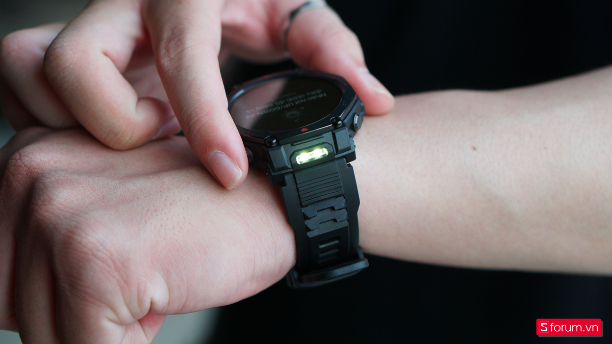 Amazfit T-Rex 3 Pro có đèn pin được tích hợp ngay cạnh trên của đồng hồ