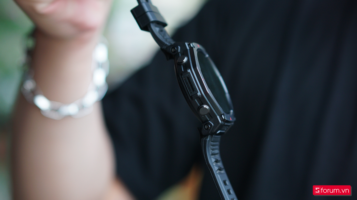 Cạnh trái của Amazfit T-Rex 3 Pro