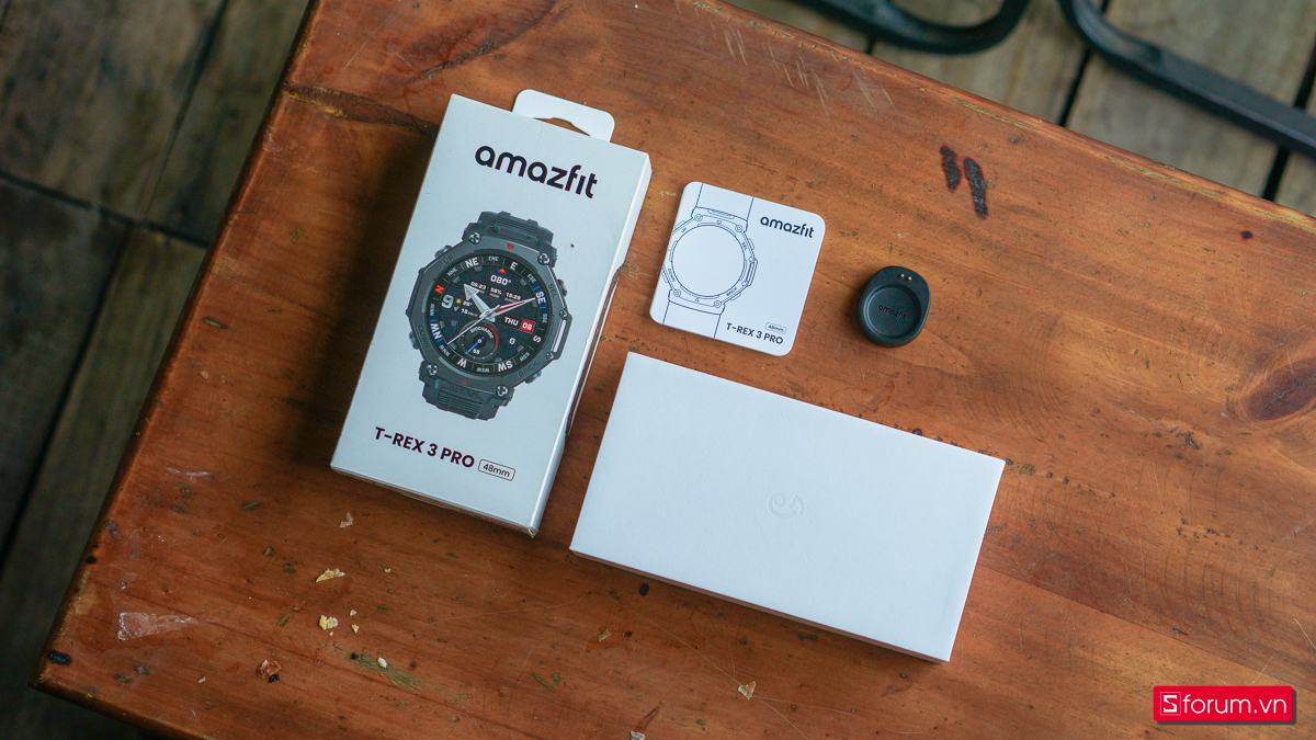 Phụ kiện của Amazfit T-Rex 3 Pro cũng khá đơn giản với hộp sách hướng dẫn sử dụng cùng với một dock sạc nam châm được thiết kế riêng cho sản phẩm