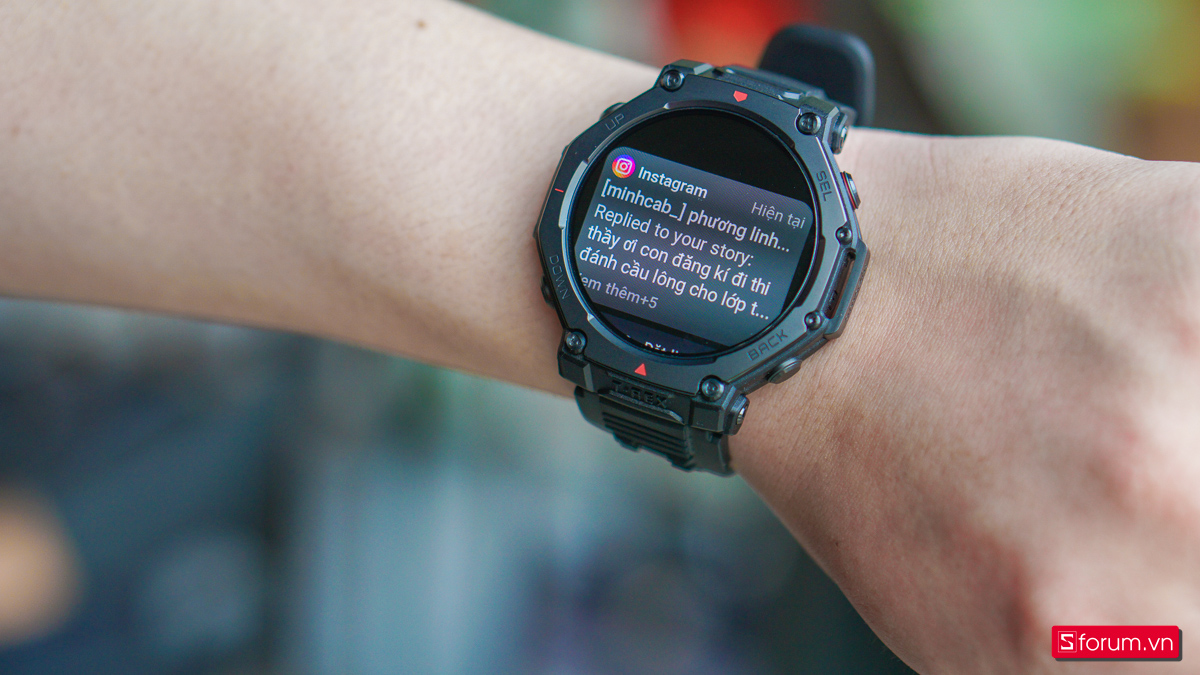Amazfit T-Rex 3 Pro cho chất lượng sắc nét, màu sắc tươi sáng, các icon, chữ và hình ảnh được hiển thị chi tiết